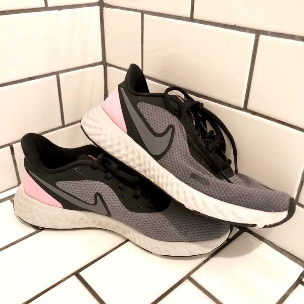 Women’s 6.5 Nike Tennis Shoes Black & Pink